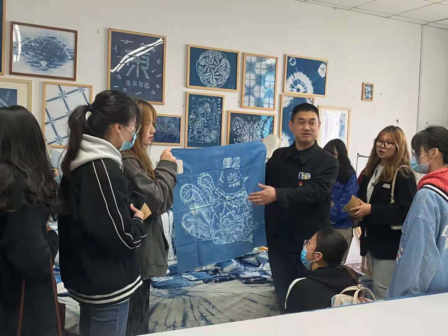 攜手并進，共繪藝設(shè)新篇——江蘇大學藝術(shù)學院師生赴藝術(shù)設(shè)計學院考察交流活動紀實